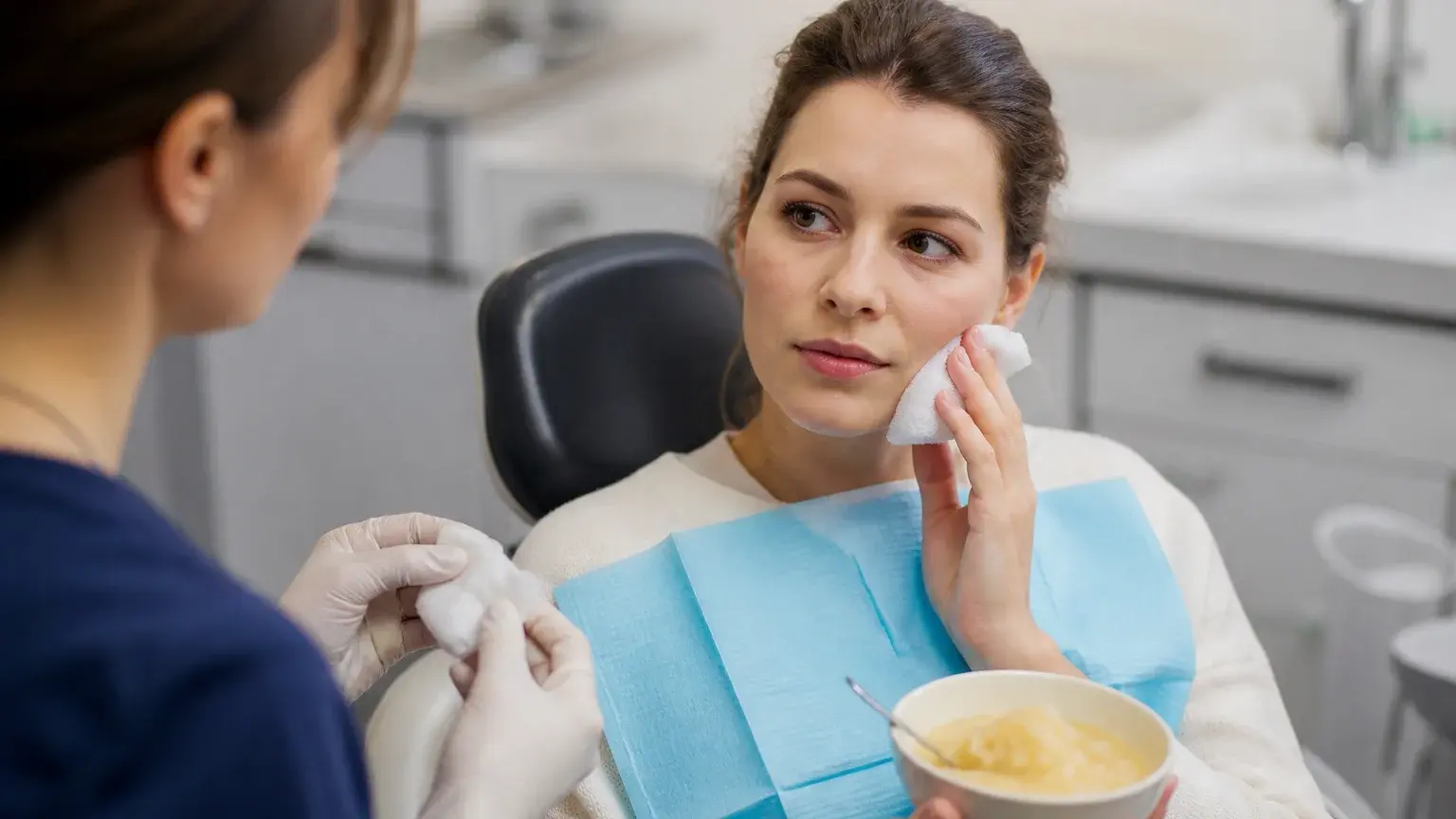 When should wisdom teeth be removed? hero background photograph