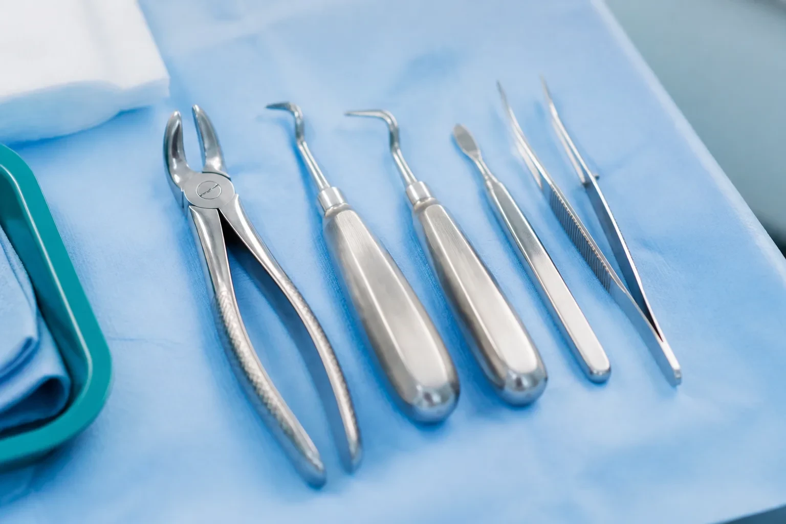 Surgical extraction instruments arranged on a sterile blue field