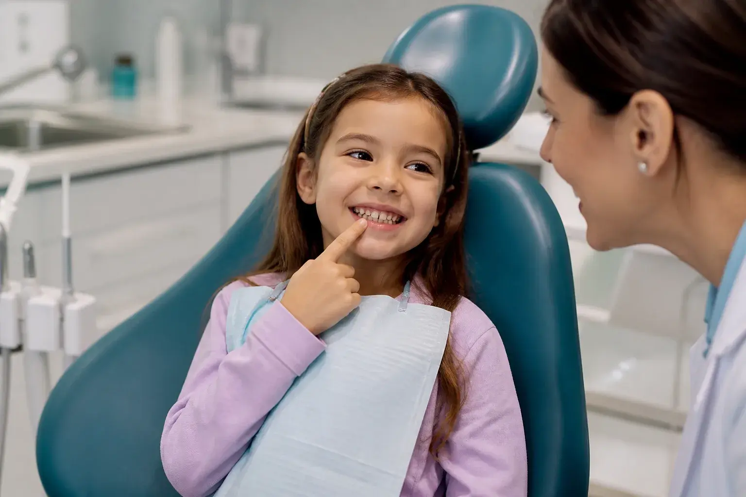 Primary tooth model and dental growth chart explaining when baby teeth loosen and fall out