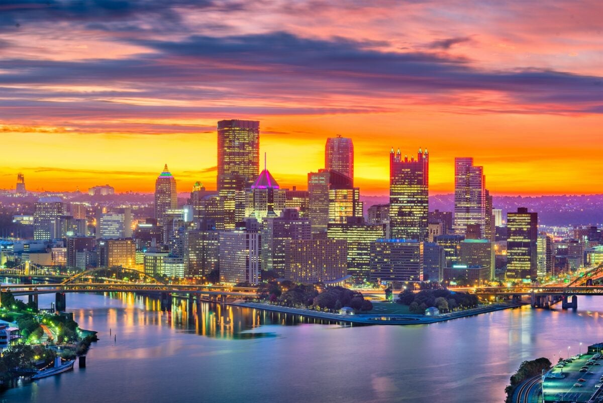 Pittsburgh, Pennsylvania, USA city skyline.