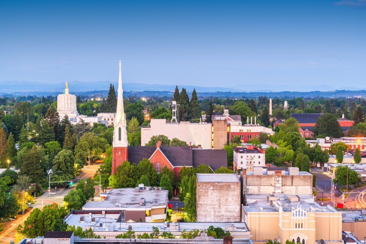 Salem, Oregon, USA downtown city skyline